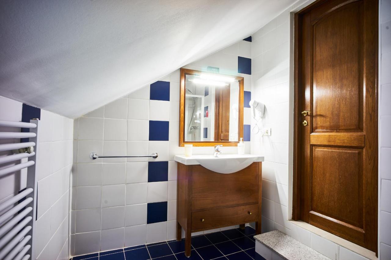 Cozy Attic Room V Bukares Bagian luar foto