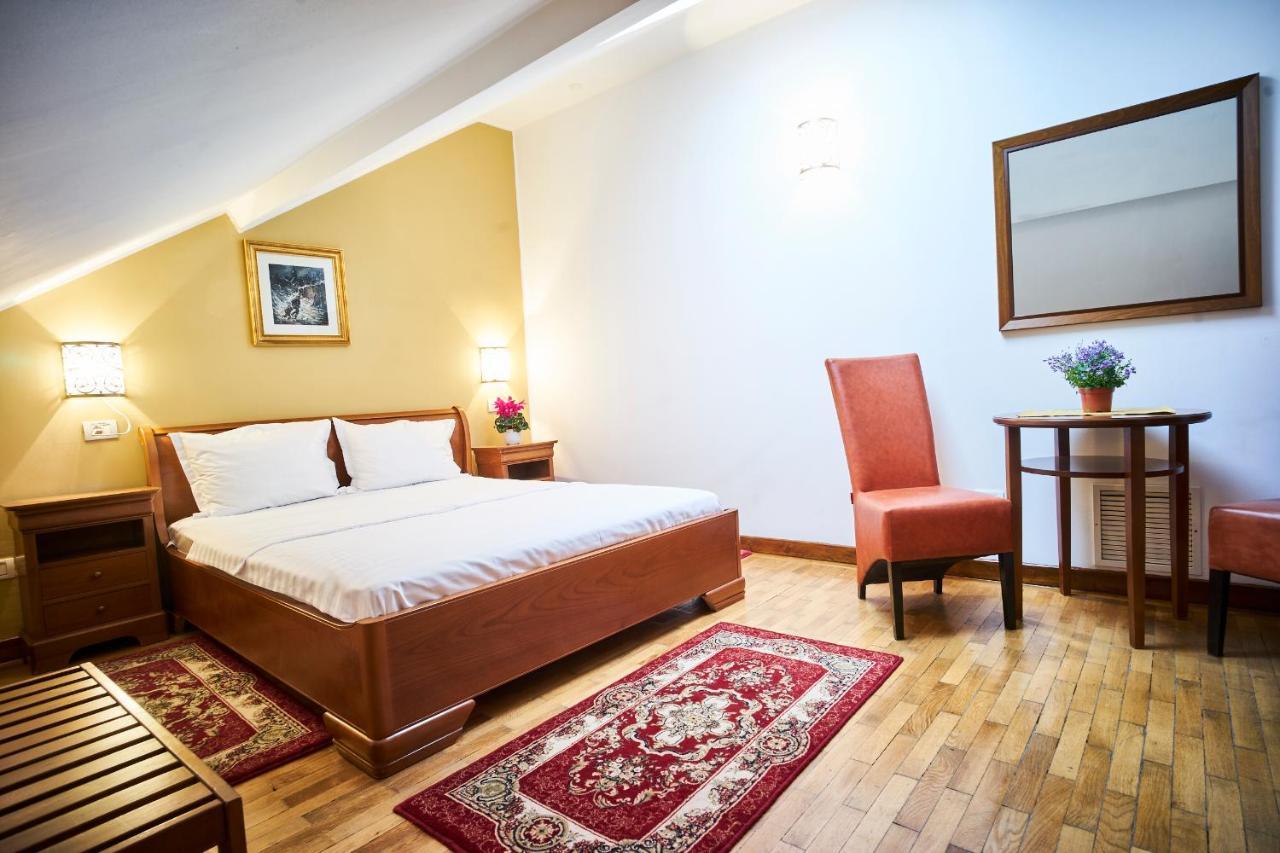 Cozy Attic Room V Bukares Bagian luar foto